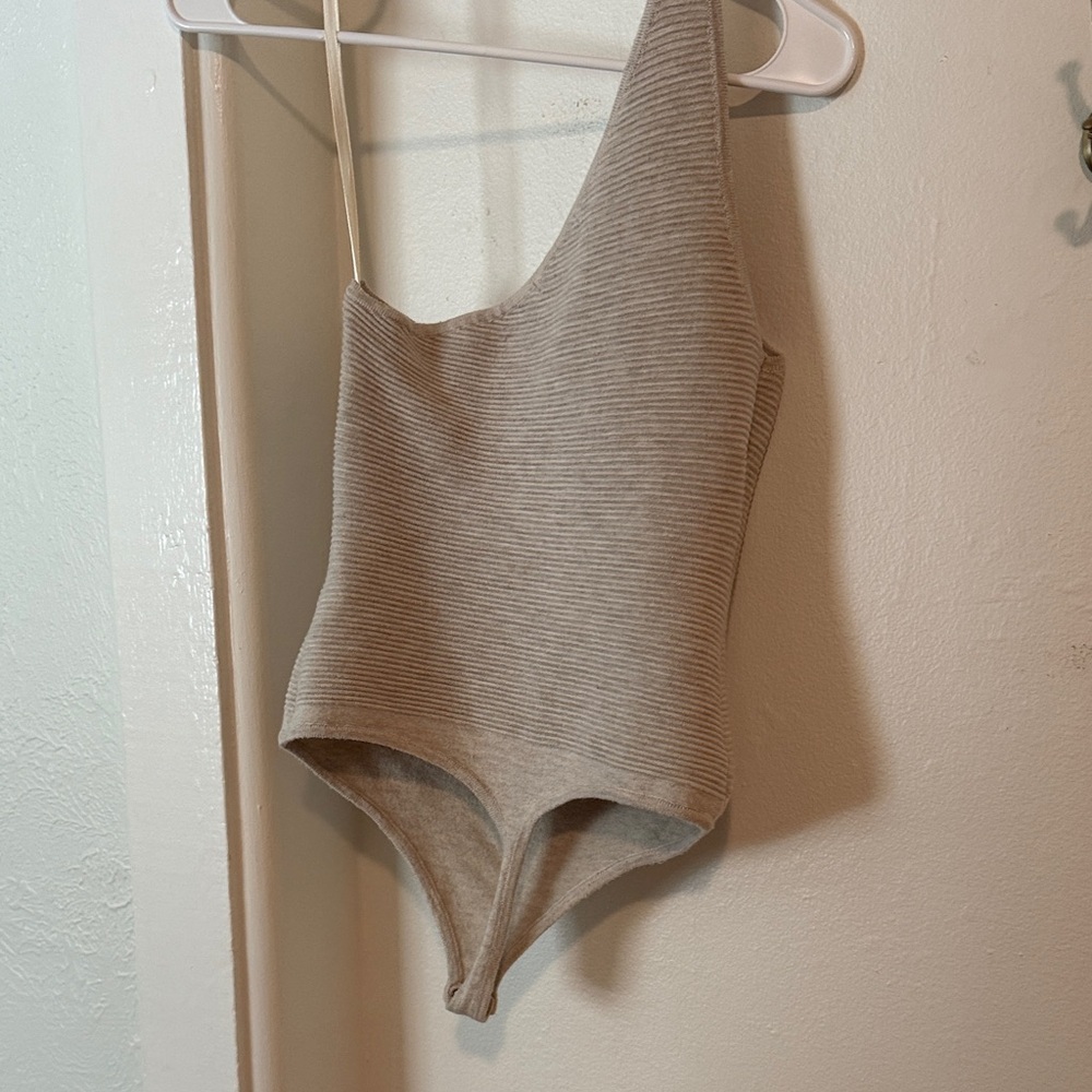 Abercrombie & Fitch One-Shoulder Ribbed Bodysuit - Cream - Picture 3 of 3